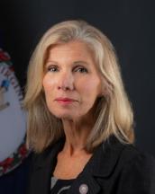 Foto de la secretaria Lyn McDermid